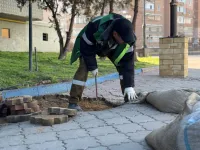 Новости » Общество: Вдоль дома по Карла Маркса, 1 в Керчи восстанавливают тротуар