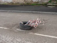 Канализационный колодец на улице 23 Мая огорожен автомобильной покрышкой