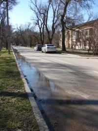 По дороге улицы Суворова в Керчи бегут канализационные ручьи