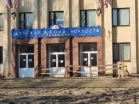 Новости » Общество: Центральный вход в Школу искусств Сердюка в Керчи полностью перекрыли