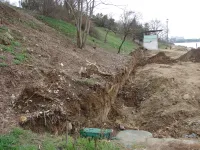 На зоне отдыха Сморжевского в Керчи пока работает только уборщица территории