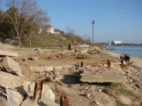 На территории зоны отдыха Сморжевского в Керчи работы по подготовке к благоустройству остановились