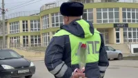Новости » Общество: В Керчи сотрудники ГИБДД поздравляли автоледи с 8 Марта