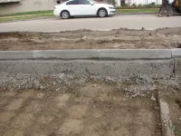 Жители частного сектора по Кирова по-прежнему не могут выехать из своих дворов из-за высоких бордюров