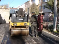 Новости » Общество: В Керчи завершают укладку второго слоя асфальта на территории района по Войкова, 29