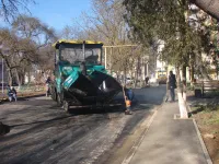 Новости » Общество: Во дворе района МКД по Войкова, 31 в Керчи укладывают второй слой асфальта