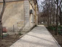 У домов старого фонда по Войкова, 20 и 22 в Керчи делают новые отмостки