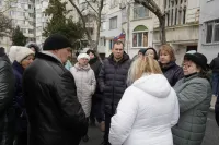 Новости » Общество: Дополнительный свет, скамейки и спортплощадка: Каторгин обсудил с жителями благоустройство дворов