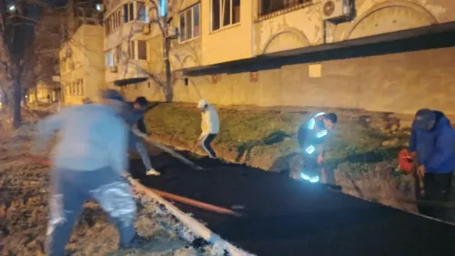 Минувшей ночью в Керчи асфальтировали тротуар от Сморжевского до супермаркета "Яблоко"