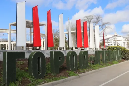 Инсталляцию «Город‑герой Керчь» оформили красно‑белыми полотнами