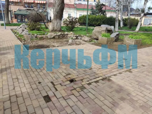 За остановкой "Площадь Ленина" в Керчи плитку восстановили не полностью