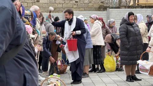 Керчане начали освящать пасхальные куличи