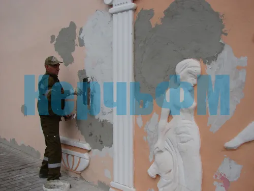 В сквере у горы Митридат в Керчи обновляют монументальную стену