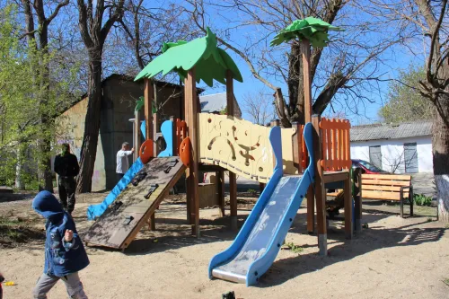 В Керчи устанавливают детские площадки