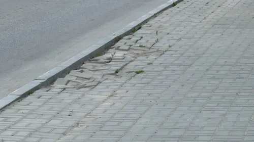 На Кирова после работ подрядчика "просел" новый тротуар