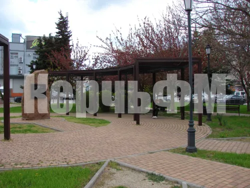 В сквере Воссоединения Керчи исчезли из под перголы одни качели