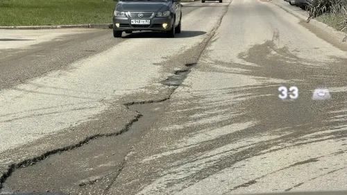 На улице Ворошилова ям на дороге стало больше