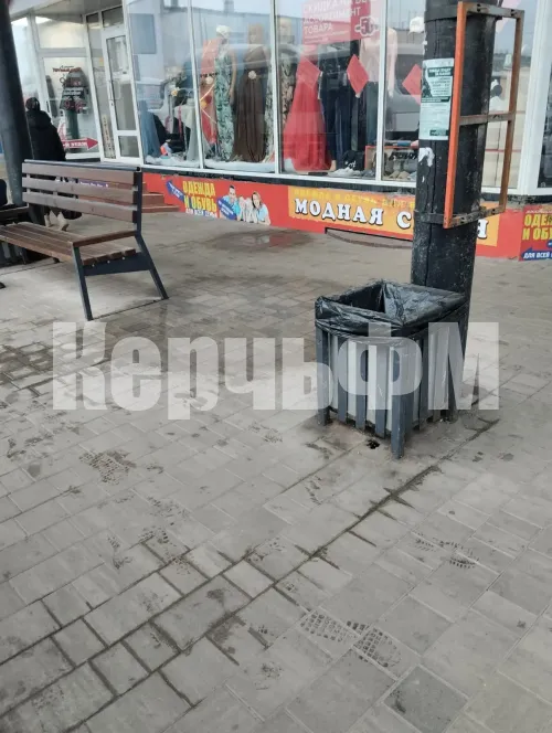 Во время дождя в Керчи новый навес на автовокзале протек