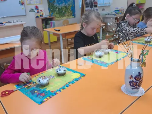 Воспитанники детских садов Керчи сделали пасхальные подарки бойцам СВО