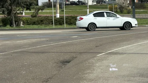 Не прошло и года: новый асфальт в Керчи уже разваливается