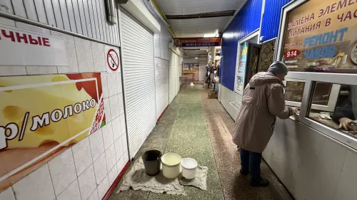 Дождь внутри: в Керчи на рынке крыша течёт сразу в двух местах