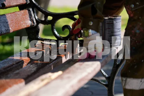 В центре Керчи приводят в порядок скамейки