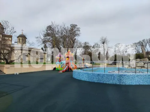 В керченском сквере "Аленка" наводят весенний порядок