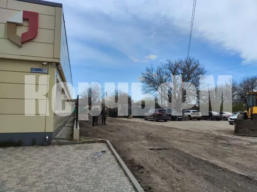 У здания МФЦ в Керчи готовят к асфальтировке заезд