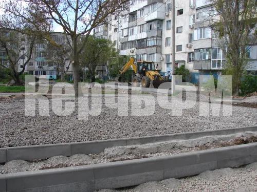 В районе Буденного, 21 в Керчи продолжается благоустройство большого двора