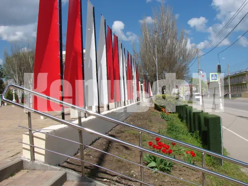 Газон за инсталляцией "Город-герой Керчь " остается практически пустым