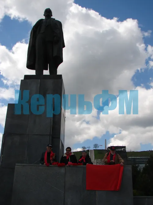 22 апреля керчане старшего поколения собрались у памятника Ленину