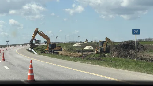 Под Керчью на трассе «Таврида» устанавливают опоры для освещения