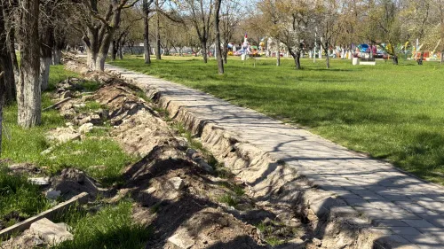 Наконец-то вдоль Комсомольского парка отремонтируют тротуар