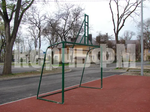 Во дворе по Казакова, 46 в Керчи новая футбольная площадка ждет дооснащения