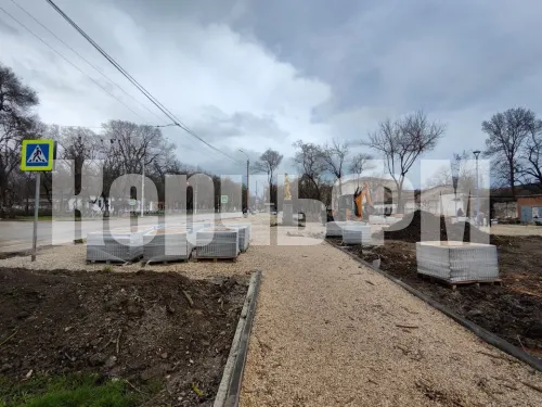 Благоустройство территории в районе остановки "Фабрика-Кухня" идет в соответствии с графиком