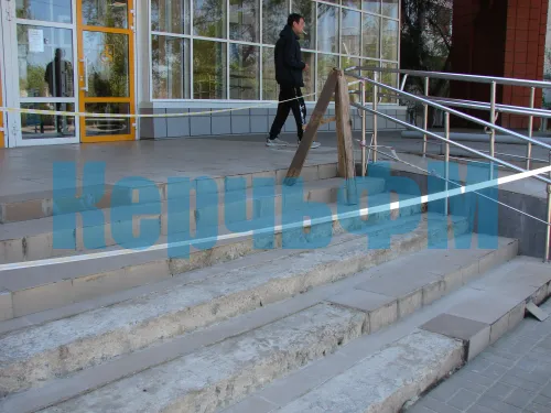 У центрального входа керченской горбольницы №1 ремонтируют ступени