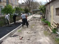 Новости » Общество: В квартале благоустройства по Спартака, 4,6,8,10 в Керчи пилят деревья и укладывают асфальт