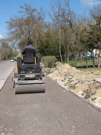 "СТГ-Юг" продолжает асфальтировку тротуара вдоль Кирова в Керчи