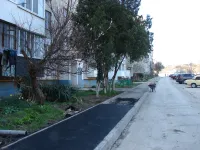 Новости » Общество: У дома по Суворова, 24 в Керчи начали асфальтировать тротуар