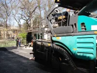 Новости » Общество: Во дворах по Войкова, 20, 22, Энгельса, 26 в Керчи укладывают второй слой асфальта