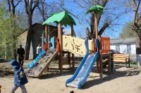 Новости » Общество: В Керчи устанавливают детские площадки