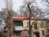 Новости » Общество: На домах старого фонда в Керчи продолжается капитальный ремонт кровель