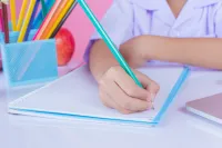 Как научить ребёнка правильно держать ручку: 5 простых тренажёров