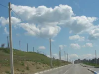 Новые опоры уличного освещения на безымянной дороге в Керчи ждут светильников