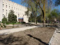 У Школы искусств Р.Сердюка в Керчи приводят в порядок газоны