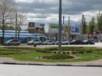 Клумба на транспортном кольце в Керчи у автовокзала в этом году выглядит очень привлекательно