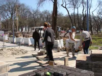 За остановкой "Фабрика-Кухня" в Керчи начали укладывать тротуарную плитку