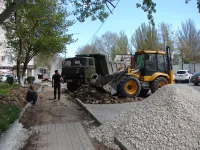 Вдоль Кирова в Керчи готовят к асфальтировке тротуар, ведущий к школе №25