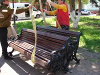 Новости » Общество: В сквере Дубинина Керчи устанавливают новые лавочки