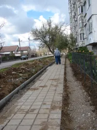 По Кирова в Керчи продолжается обустройство новых тротуаров